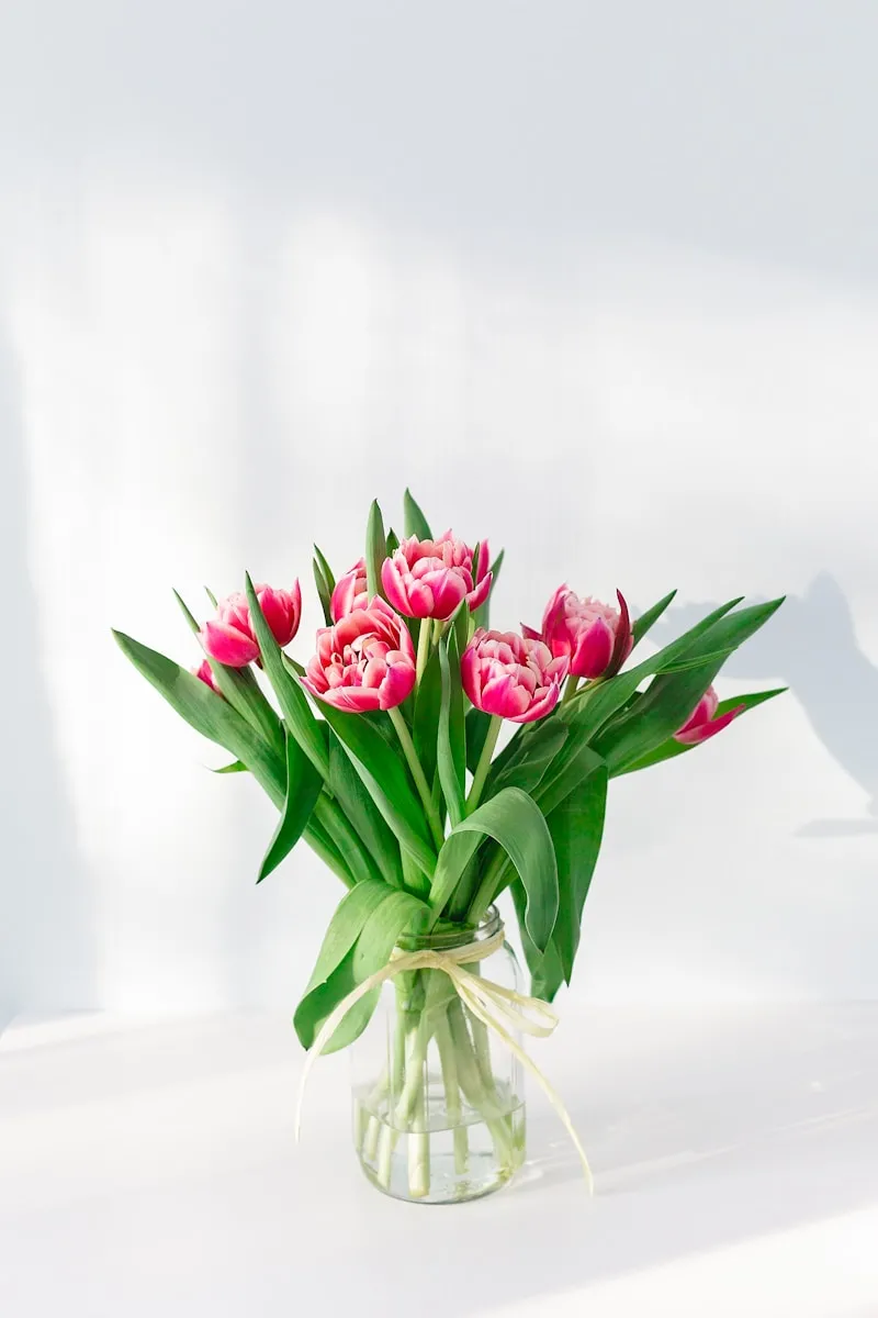 pink petaled flower centerpiece in clear glass vase
